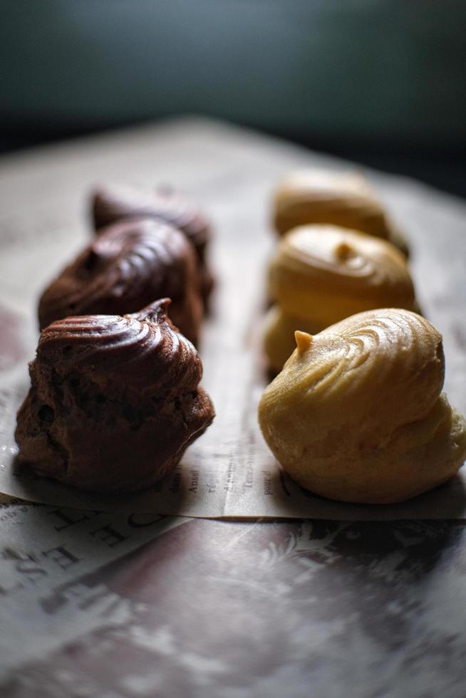 cuidado de chocolate y crema en una mesa de periódicos en la habitación. foto