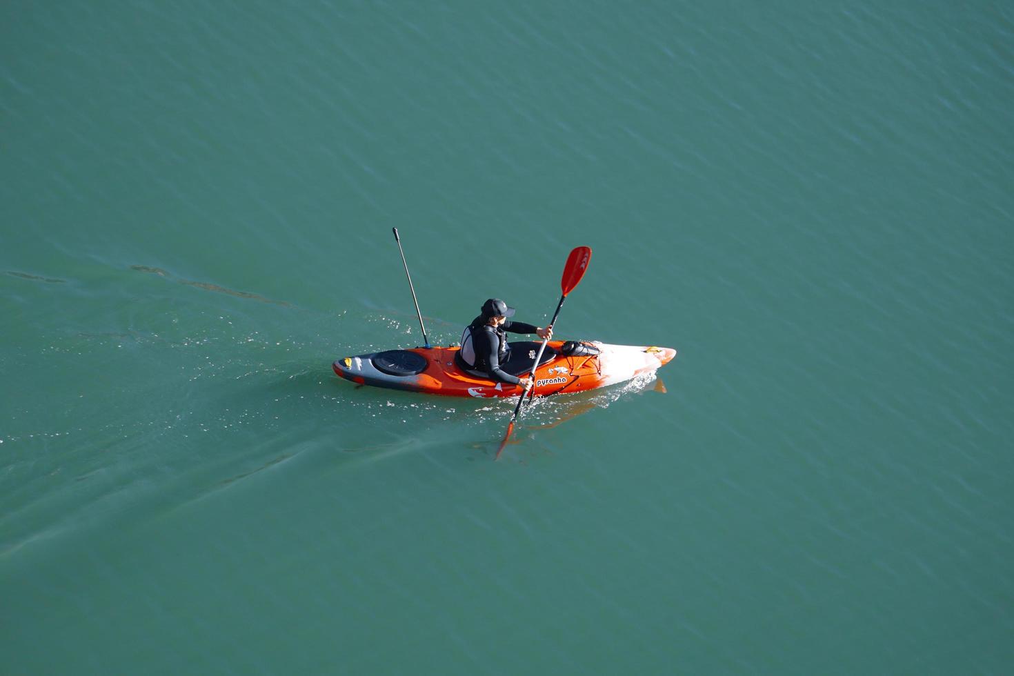 bilbao, vizcaya, españa, 2022 - atletas entrenando en canoa en el río nervion en la ciudad de bilbao, foto