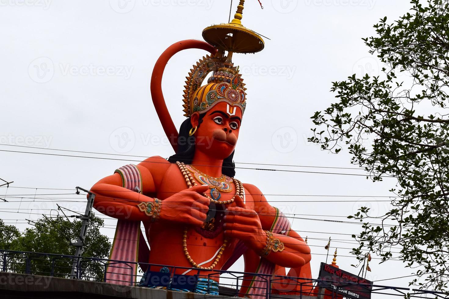 gran estatua de lord hanuman cerca del puente del metro de delhi situado cerca de karol bagh, delhi, india, lord hanuman gran estatua tocando el cielo foto