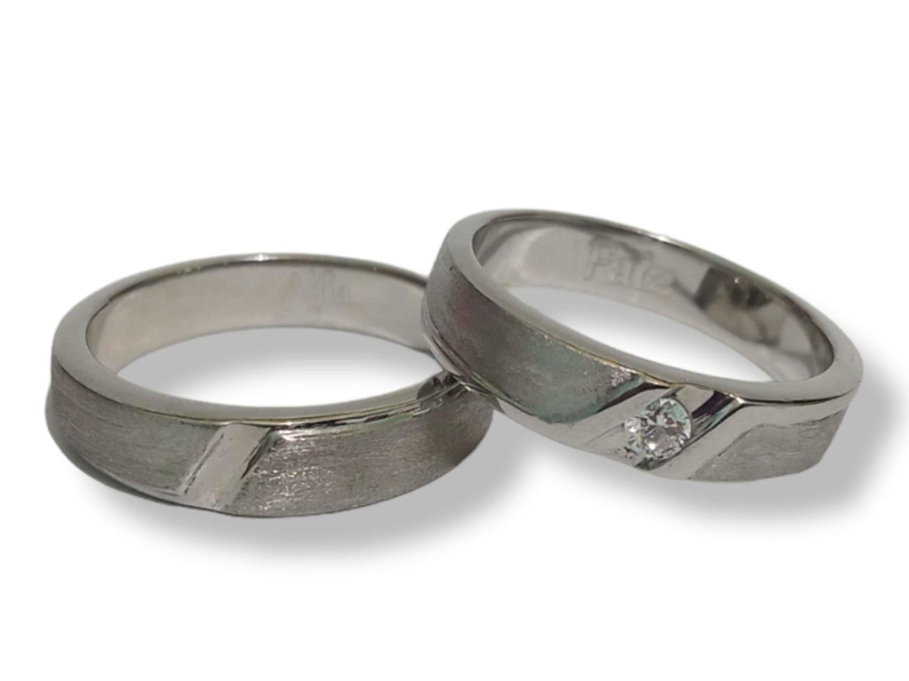 anillos de boda. anillo de plata con fondo blanco aislado foto