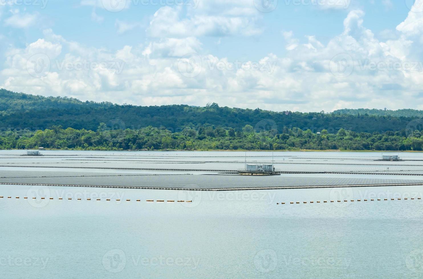 granja solar flotante o fotovoltaica flotante. energía solar. paisaje de paneles solares flotando sobre el agua en embalse o lago. tecnología solar energía renovable alternativa. recursos sostenibles. foto