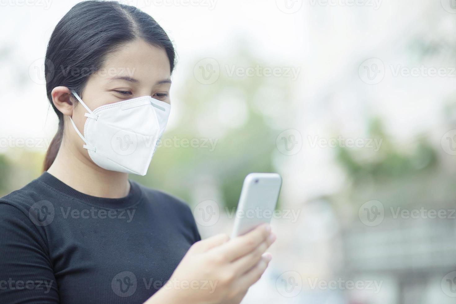 ella está revisando las áreas de riesgo del virus covid 19. foto