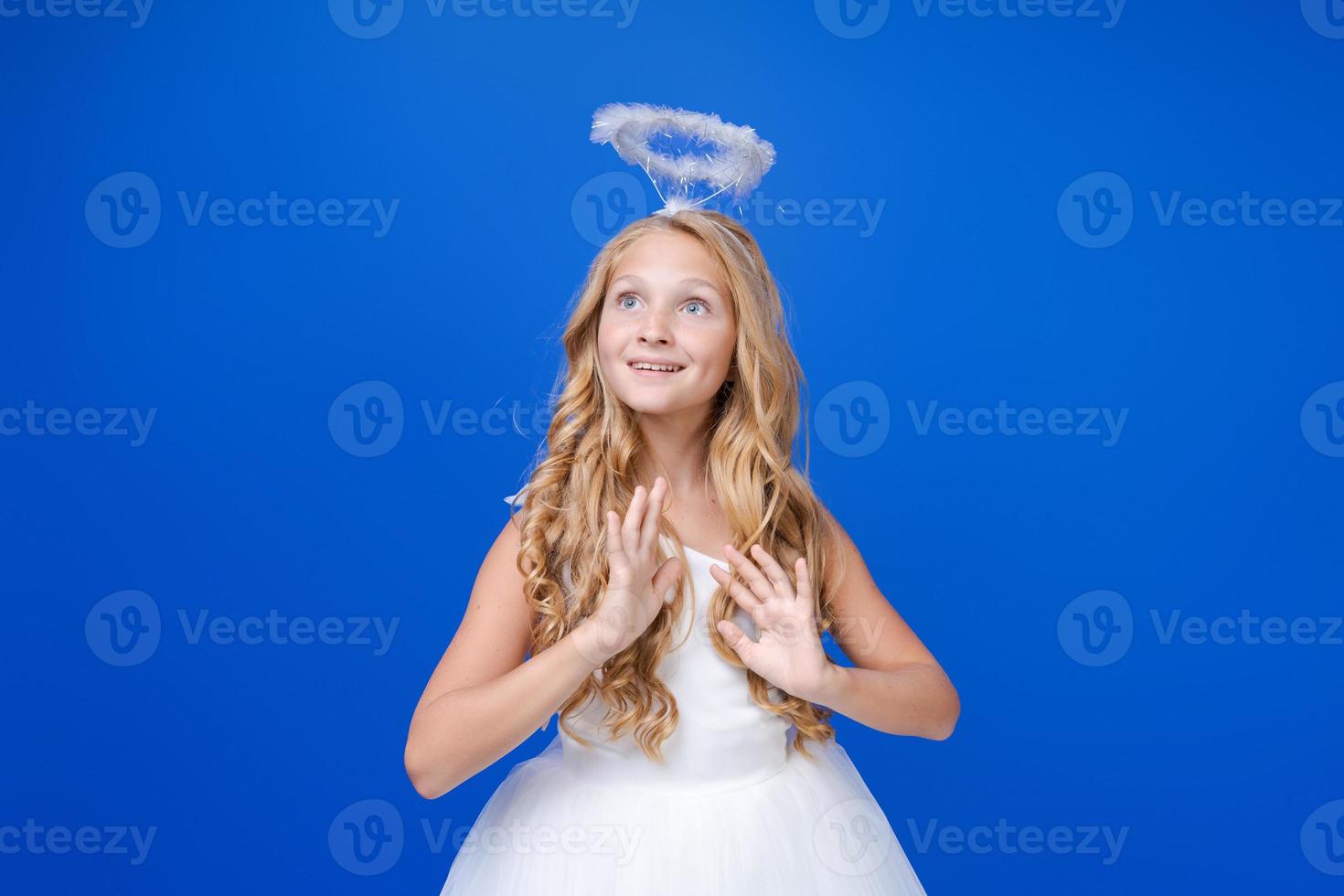 Dios del amor. concepto de día de san valentín vestida como un ángel sobre un fondo azul. foto