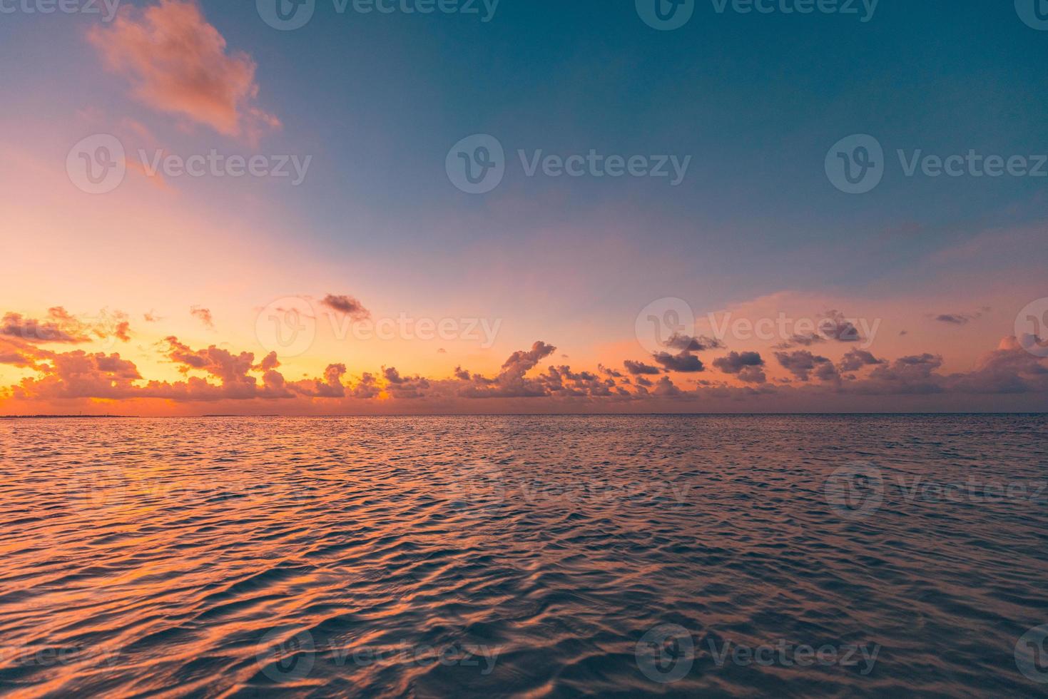 mar tranquilo con cielo de puesta de sol y sol a través de las nubes sobre el océano de meditación y el fondo del cielo. tranquilo paisaje marino. horizonte sobre el agua, naturaleza de relajación pacífica. laguna oceánica, horizonte junto al mar foto