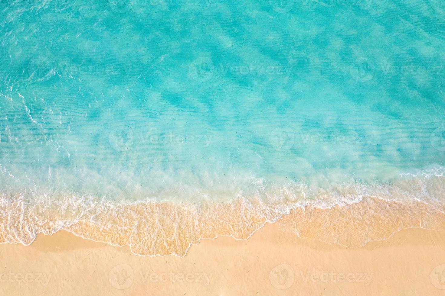 costa de arena con agua de mar verde turquesa. pequeñas olas en la playa. hermoso fondo de playa de isla tropical paraíso, paisaje aéreo superior océano turquesa en un día soleado. libertad viajes de verano foto