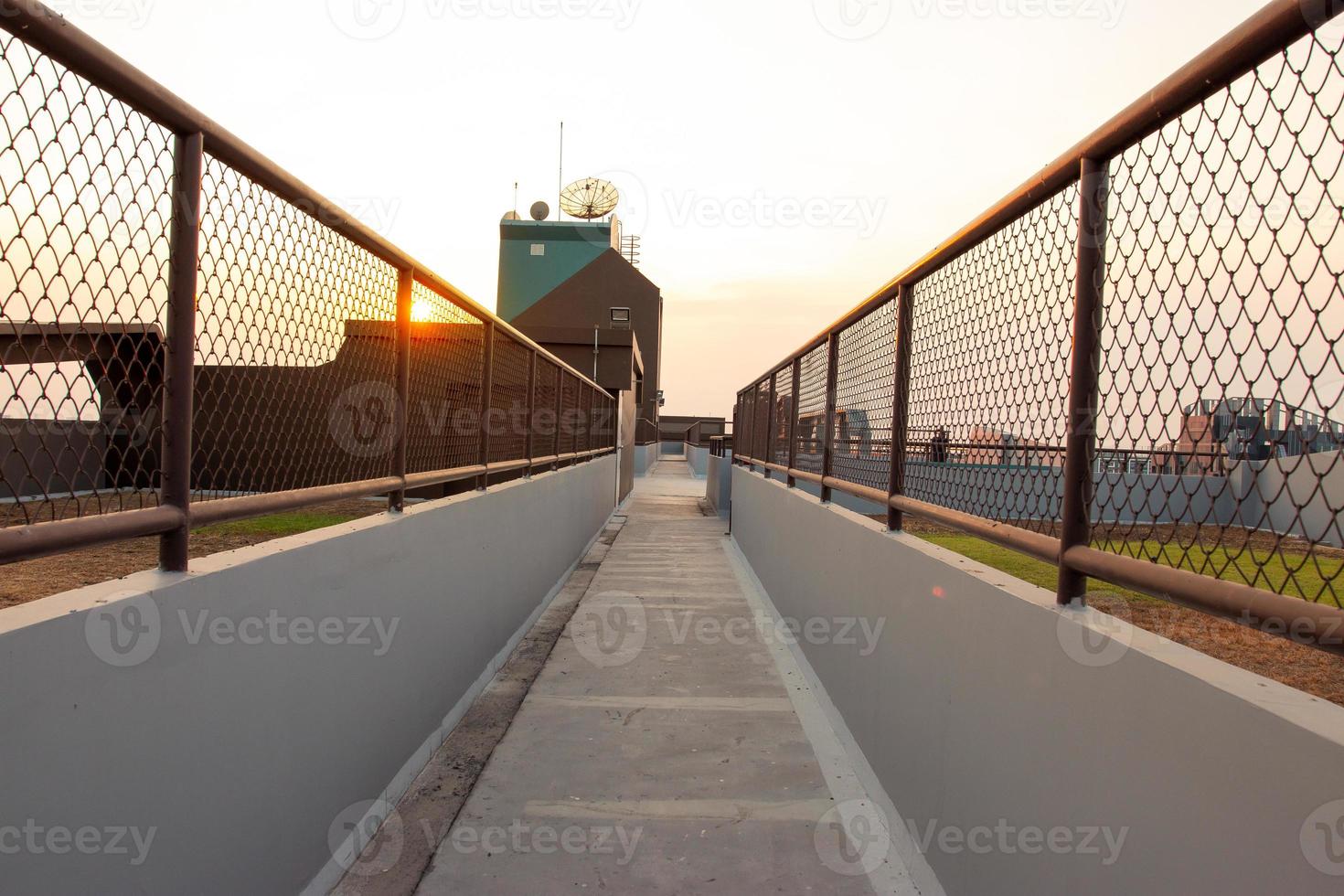 la pasarela de la azotea tiene luz solar naranja en el fondo del cielo del atardecer foto