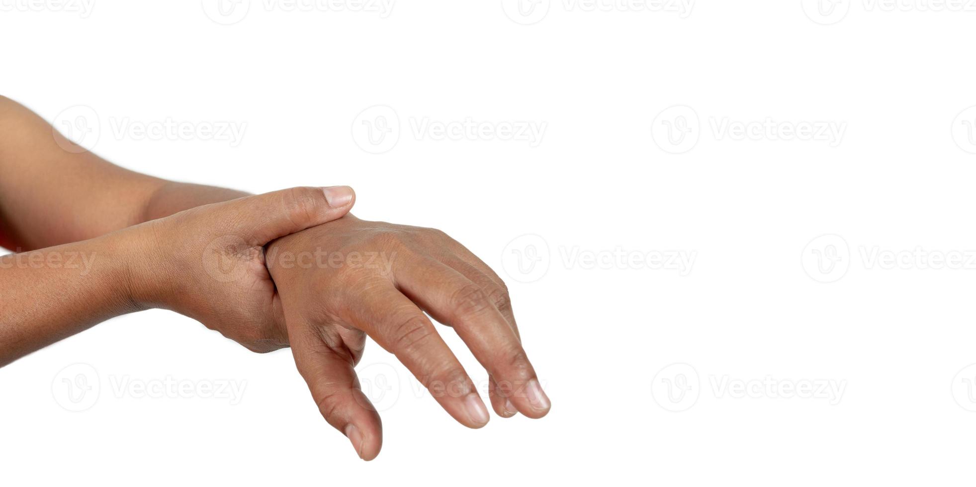 la mano de una persona con dolor de muñeca en un fondo blanco, el concepto de enfermedad por trabajar duro. foto