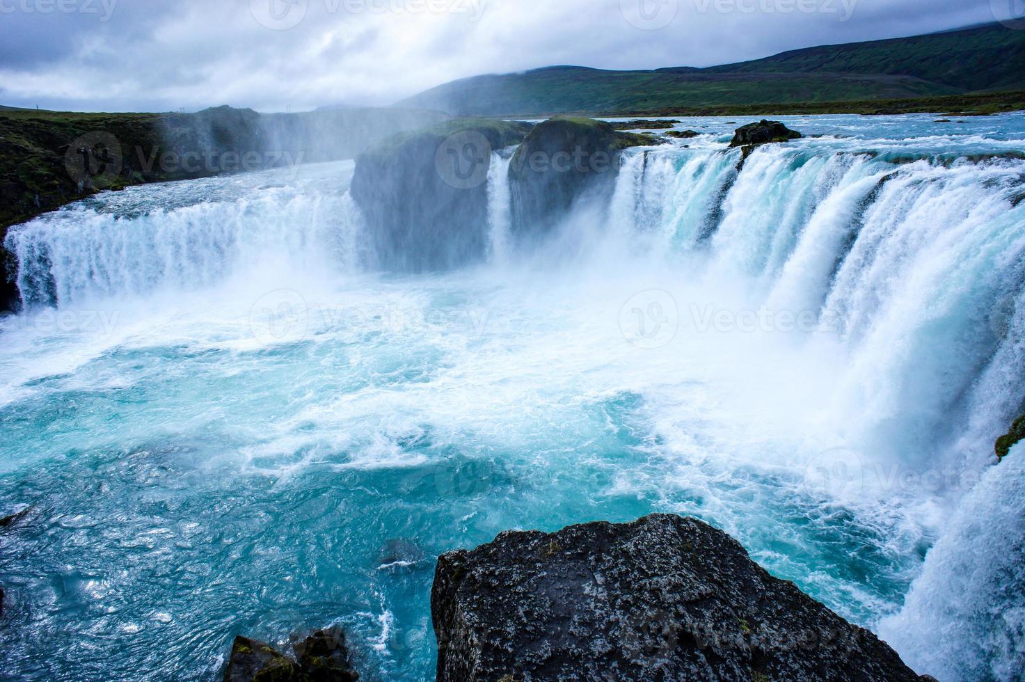 cascada godafoss con agua azul en islandia. paisaje foto