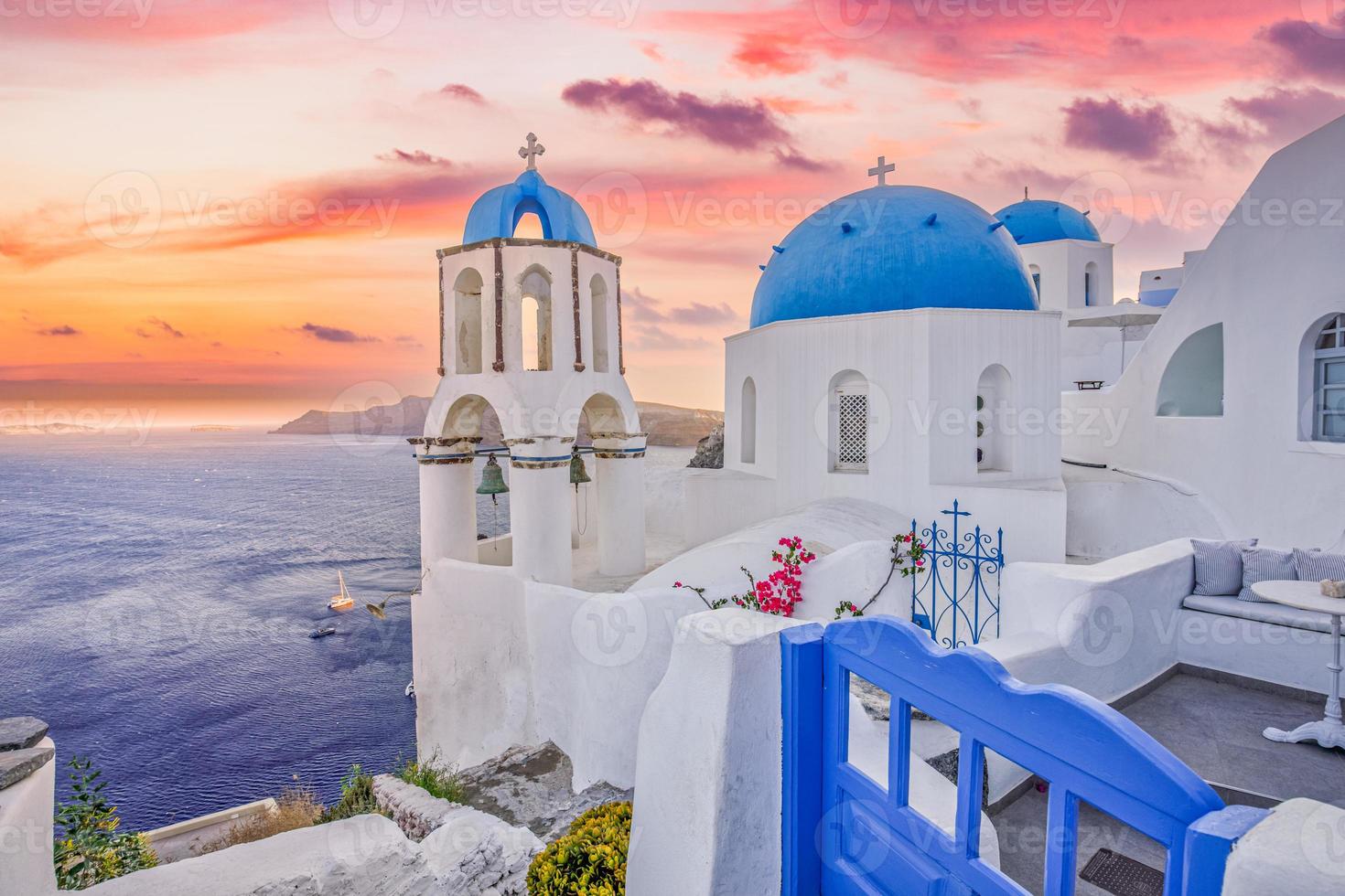 vista nocturna del atardecer del pueblo griego tradicional oia en la isla de santorini en grecia. santorini es un destino de viaje icónico en grecia, famoso paisaje de puesta de sol y arquitectura blanca tradicional foto