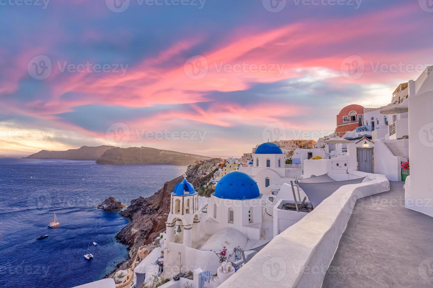 vista nocturna del atardecer del pueblo griego tradicional oia en la isla de santorini en grecia. santorini es un destino de viaje icónico en grecia, famoso paisaje de puesta de sol y arquitectura blanca tradicional foto