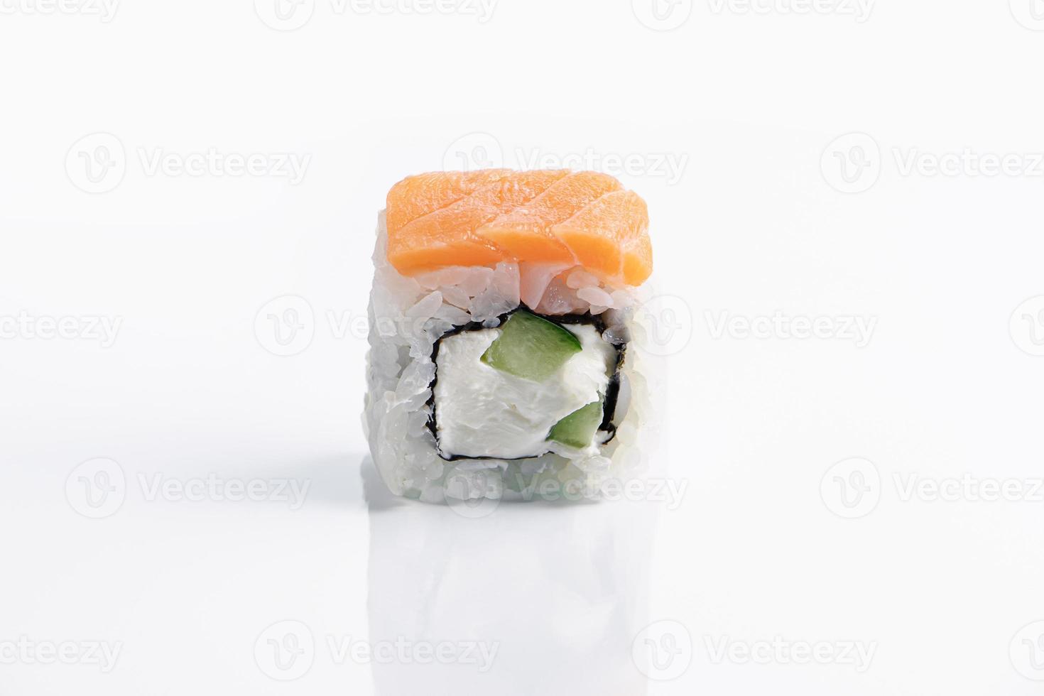rollo de sushi filadelfia sobre fondo blanco. rollos de uramaki. foto