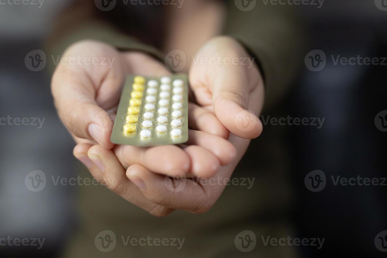 las mujeres llevan píldoras anticonceptivas, enfoque la mano foto