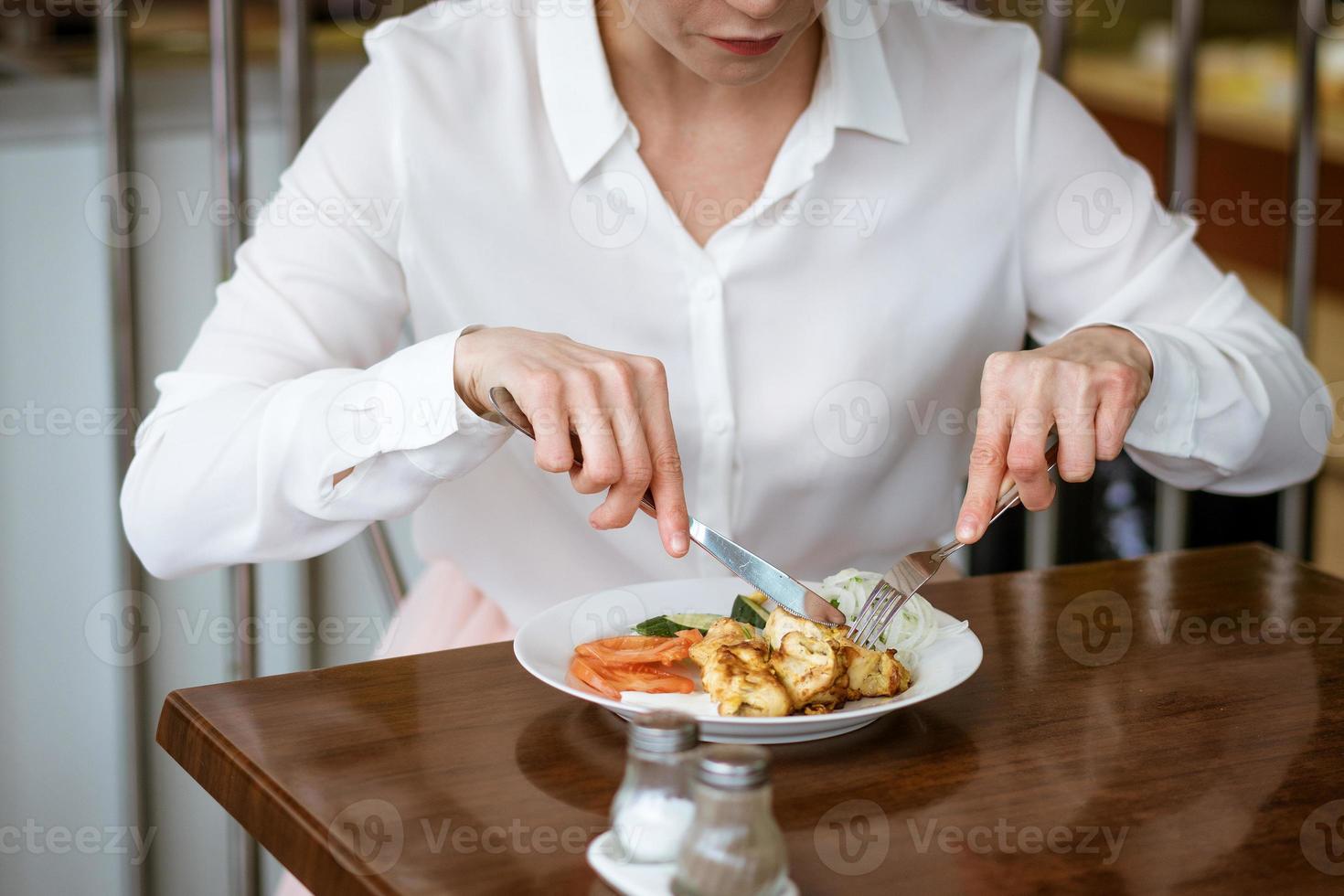 Té O Tazas Y Platillos De Café Elegantes En Las Manos De Las Mujeres La  Mujer Sostiene Un Plato De Cerámica Foto de archivo - Imagen de ornamento,  pared: 139979384