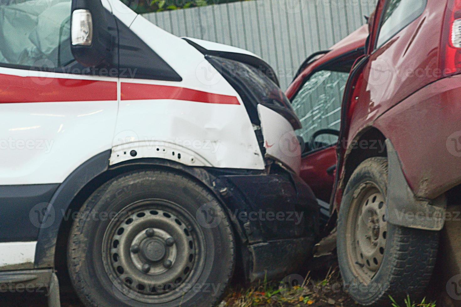 accidente de ambulancia con un automóvil de pasajeros. seguro de accidentes foto