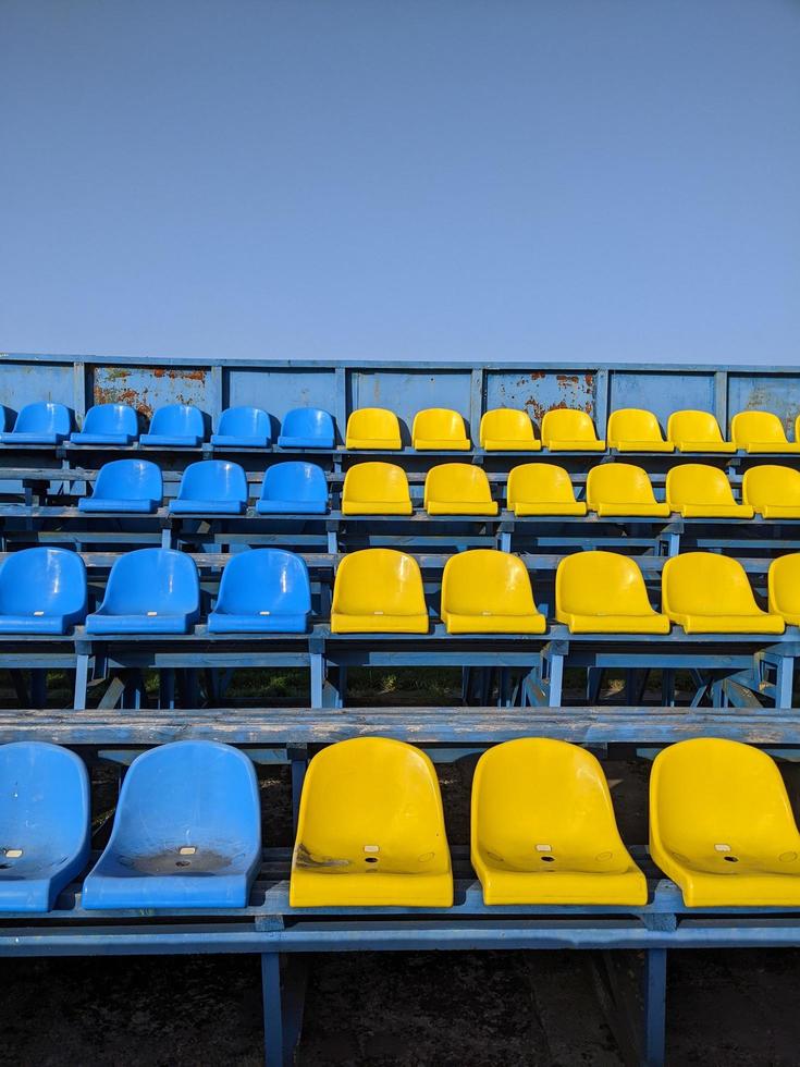 biaroza, región de brest, bielorrusia, 2022 - asientos amarillos y azules del estadio. foto