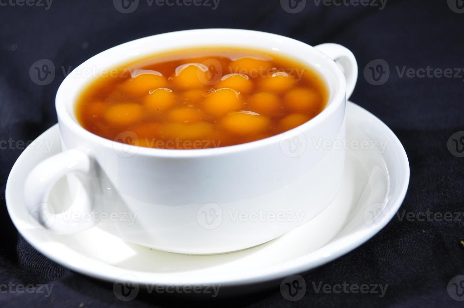 comida dulce hecha de batata y azúcar moreno de Yakarta llamada salak de semillas de kolak foto