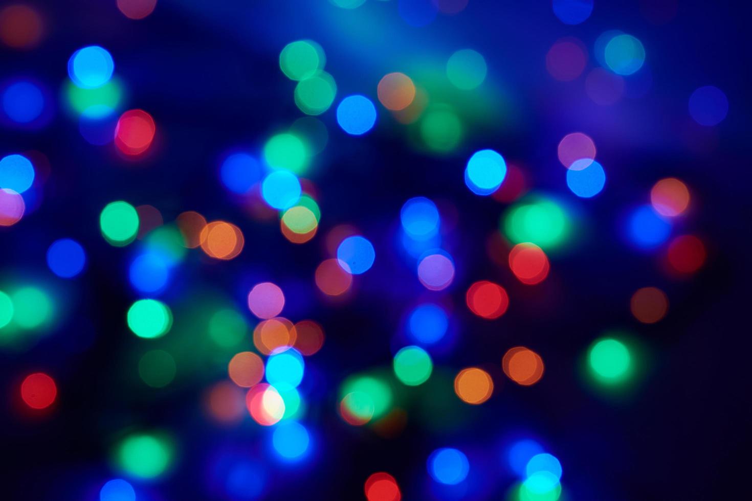 Fondo de luces de bombillas de brillo borroso y brillante abstracto. desenfoque del concepto de decoraciones de papel tapiz de navidad foto
