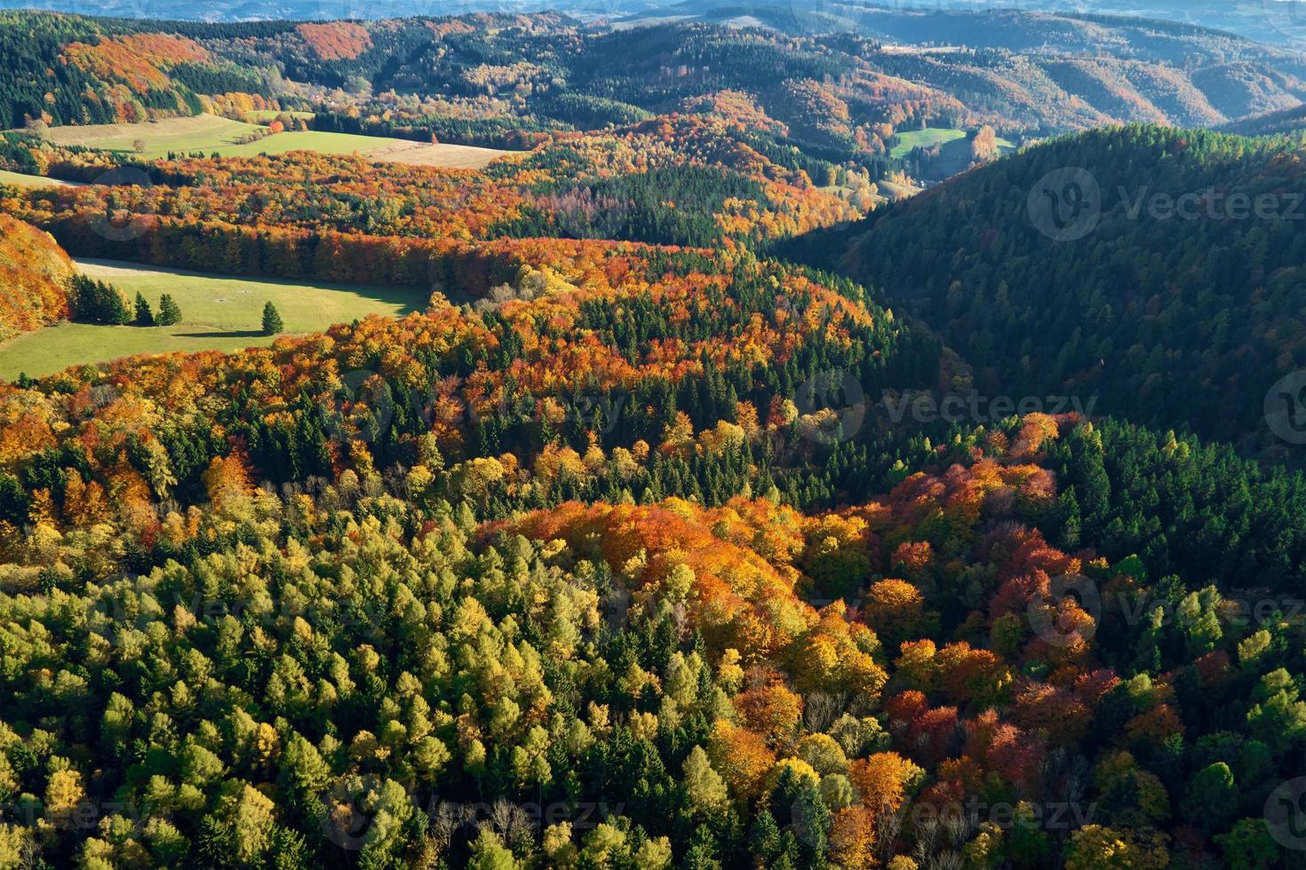 vista aérea de las montañas cubiertas de bosque de otoño foto