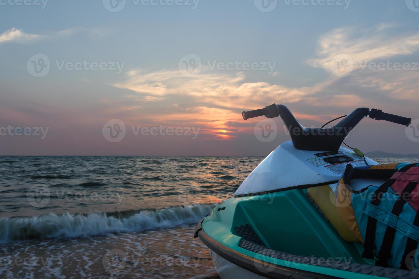 moto de agua en una playa foto