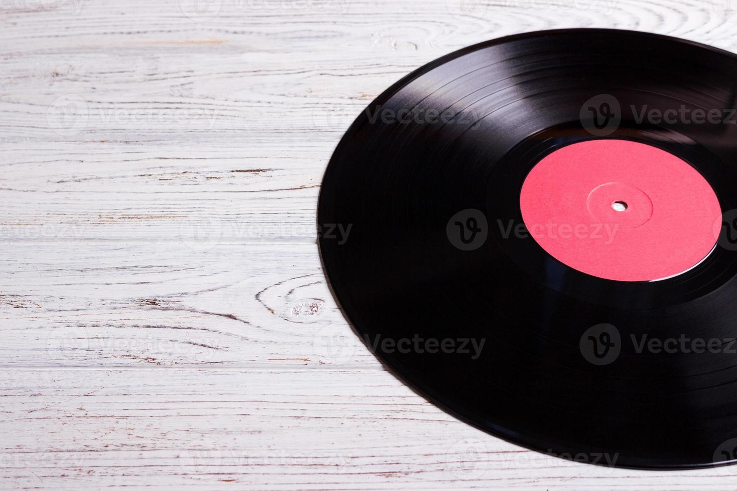 disco de vinilo aislado en la mesa de madera foto