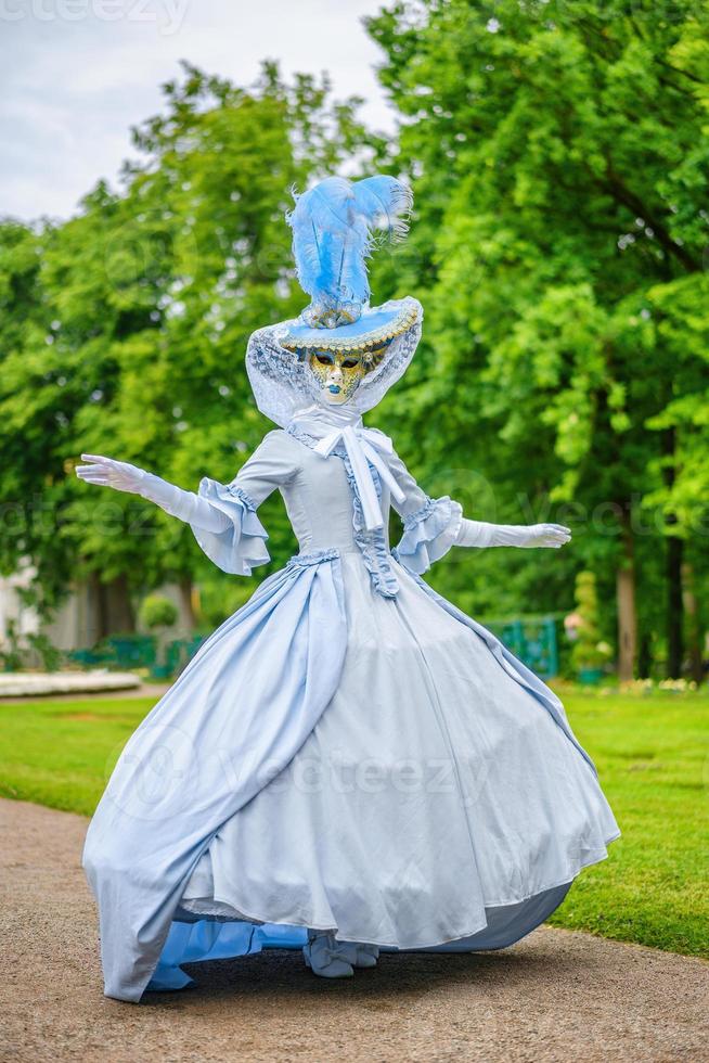 mujer joven en vestido y máscara veneciana 13148445 Foto de stock