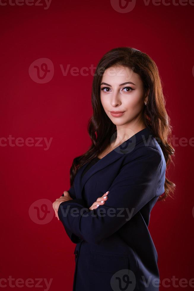 mujer de negocios posando sobre fondo rojo foto