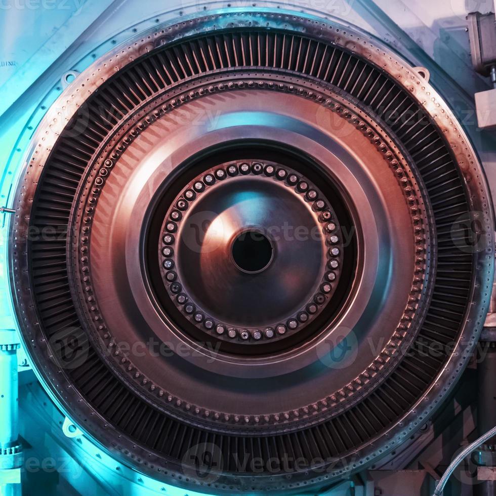 un disco de rotor con palas de un motor de turbina de gas turborreactor, vista interior. foto