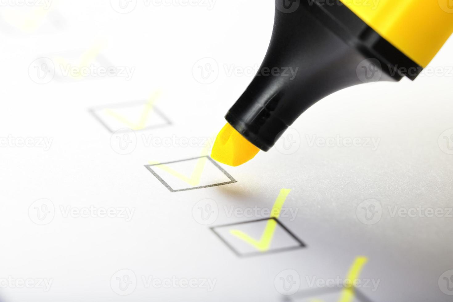 Yellow marker with markers on the checklist sheet. photo