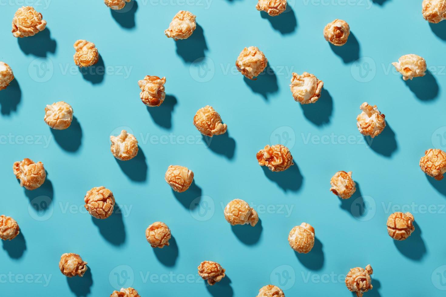 un patrón de patrones de palomitas de maíz sobre un fondo azul. foto