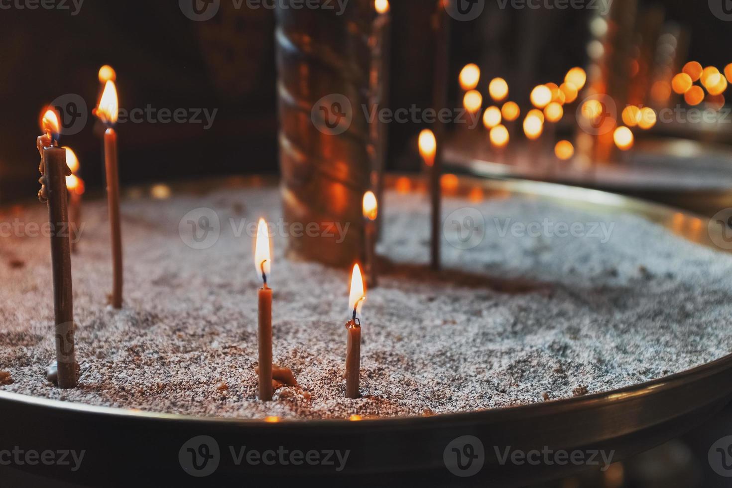 velas en la iglesia, luces amarillas y oraciones. foto