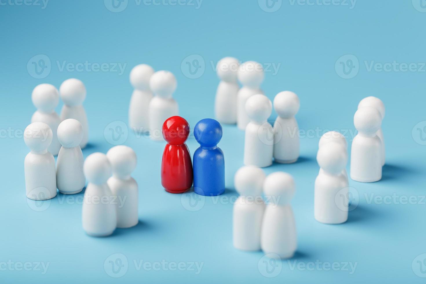 elegir una pareja sexual por amor, relaciones de una multitud de personas monótonas. una mujer roja y un hombre azul en una multitud de blancos. foto