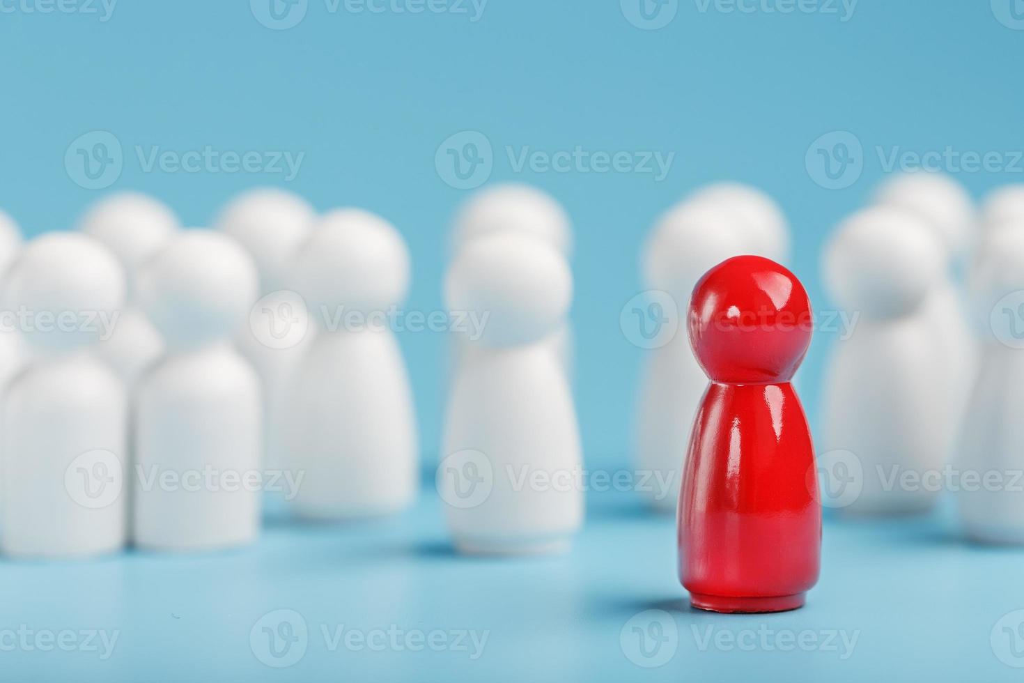el líder en rojo lleva a un grupo de empleados blancos a la victoria, hr, contratación de personal. el concepto de liderazgo. foto