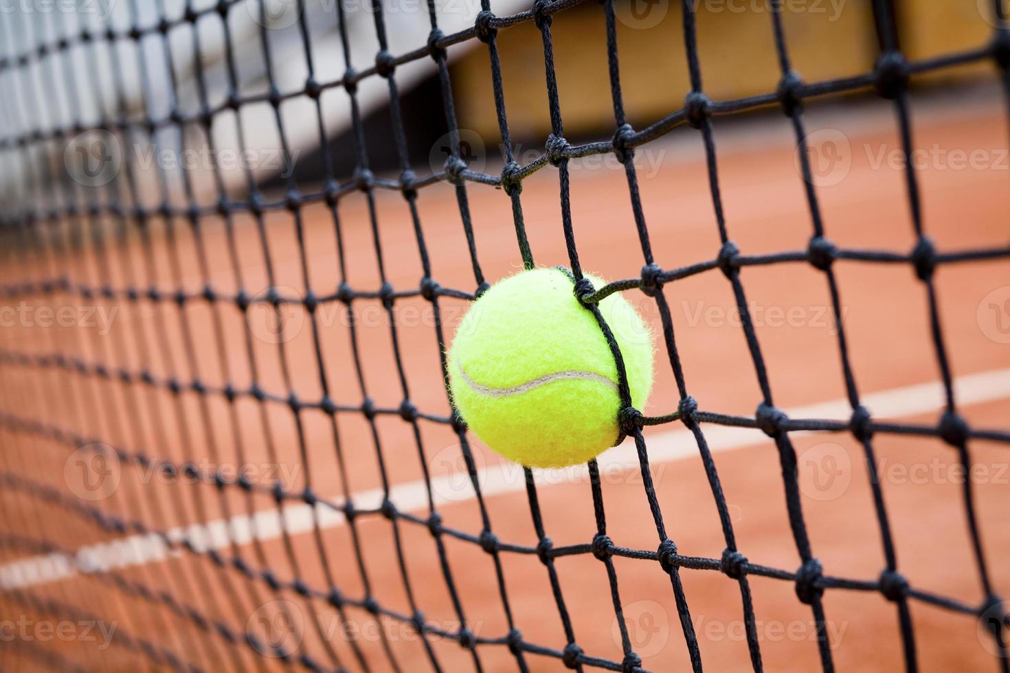 tenis. cancha de arcilla. Pelota de tenis. torneo de tenis foto