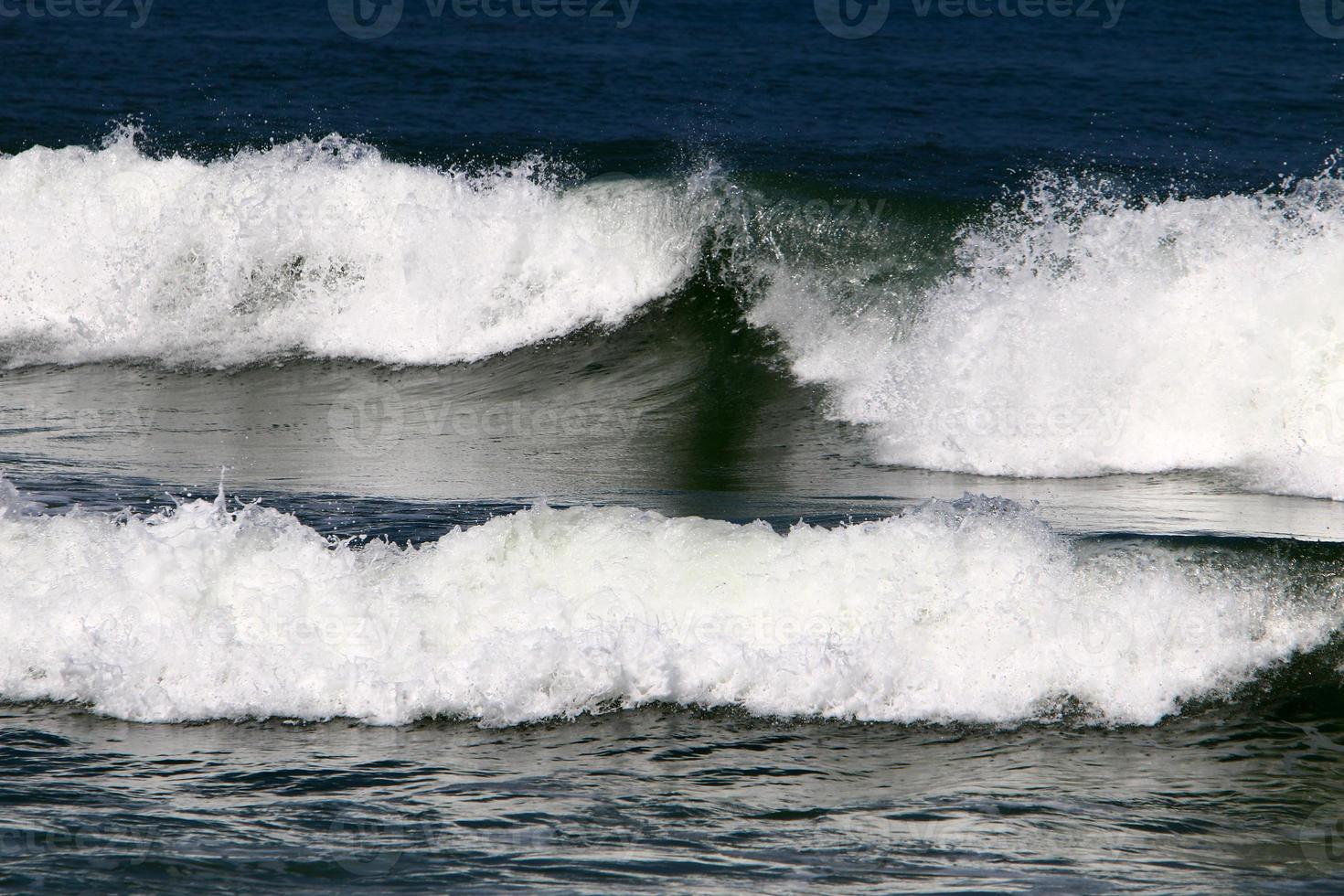 el color del agua en el mar mediterráneo en aguas poco profundas foto