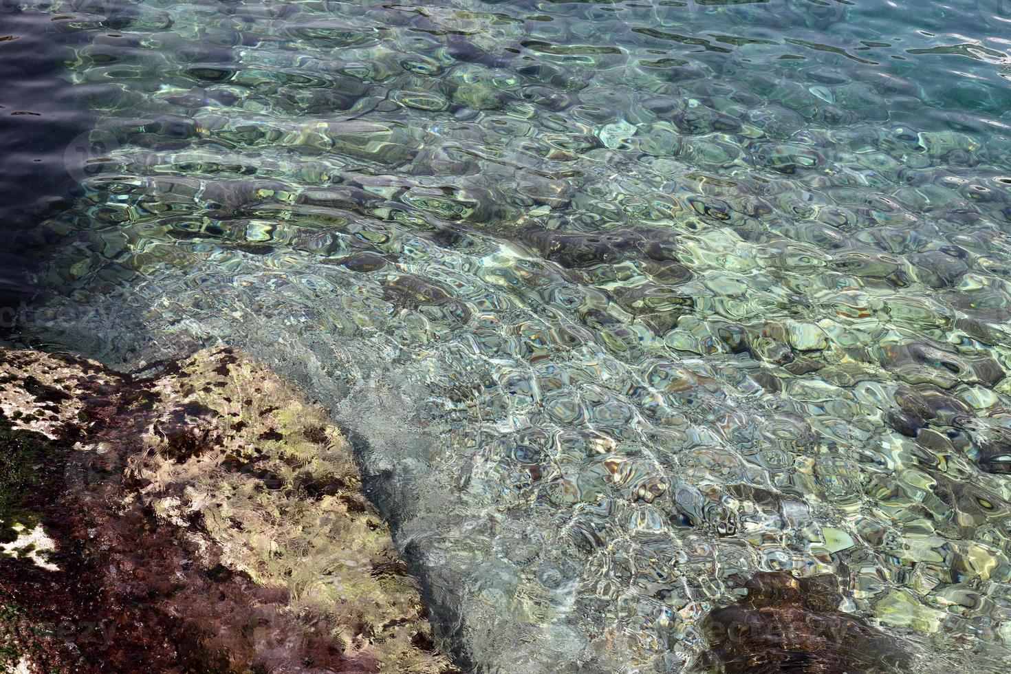 el color del agua en el mar mediterráneo en aguas poco profundas foto