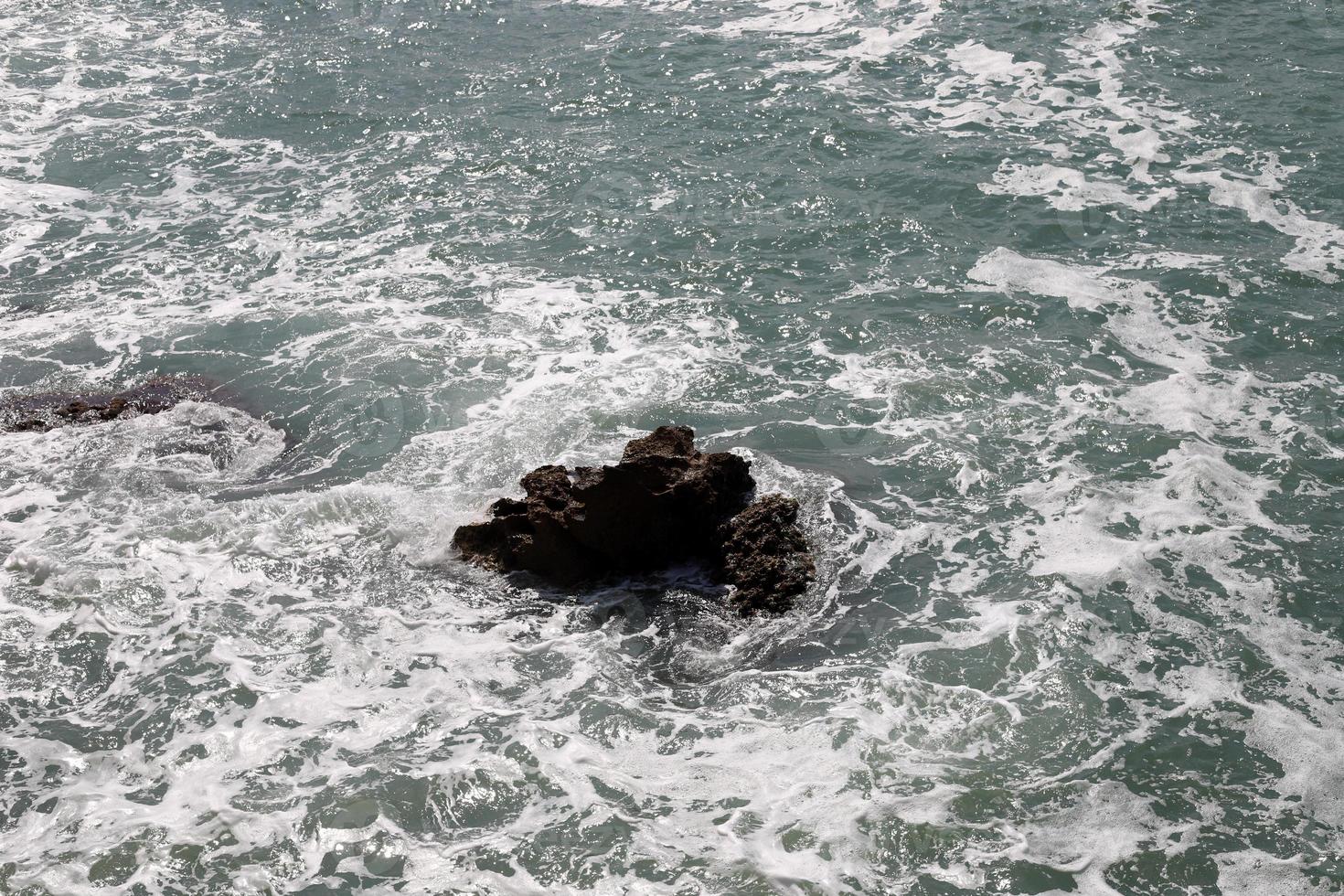 el color del agua en el mar mediterráneo en aguas poco profundas foto