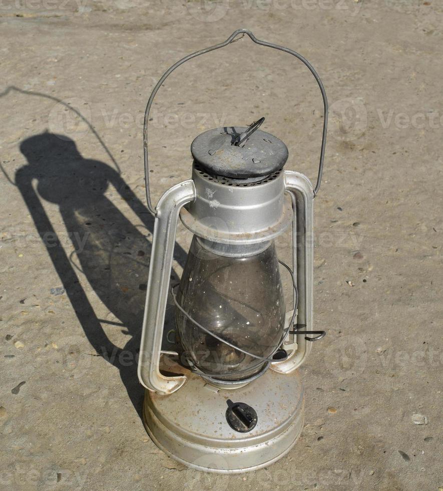 lámpara de queroseno vieja foto
