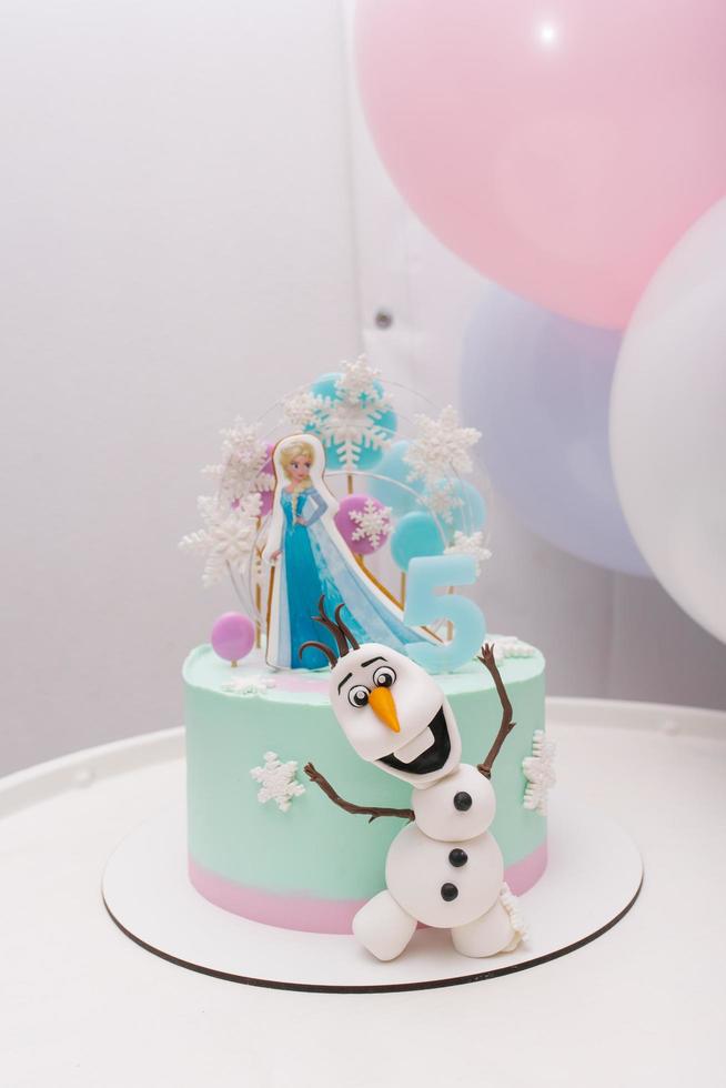 Seattle, Estados Unidos. febrero de 2022. pastel de cumpleaños de corazón frío con elsa y elaf para cumpleaños de niños de 5 años foto