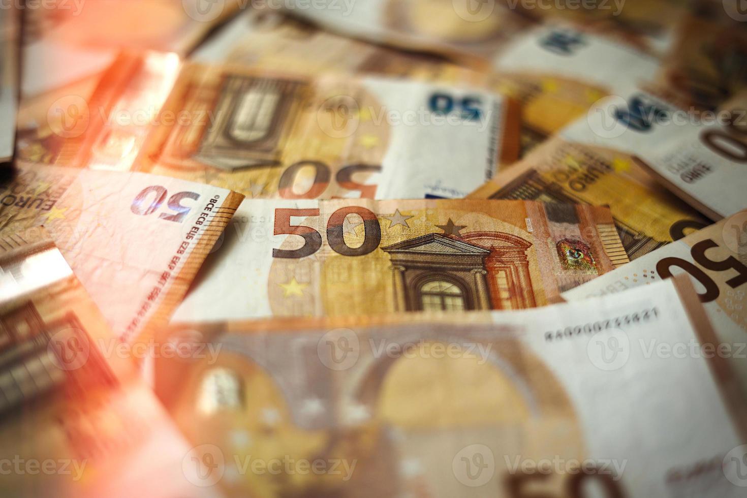 fondo-de-billetes-de-50-euros-en-moneda-con-iluminaci-n-tel-n-de-fondo