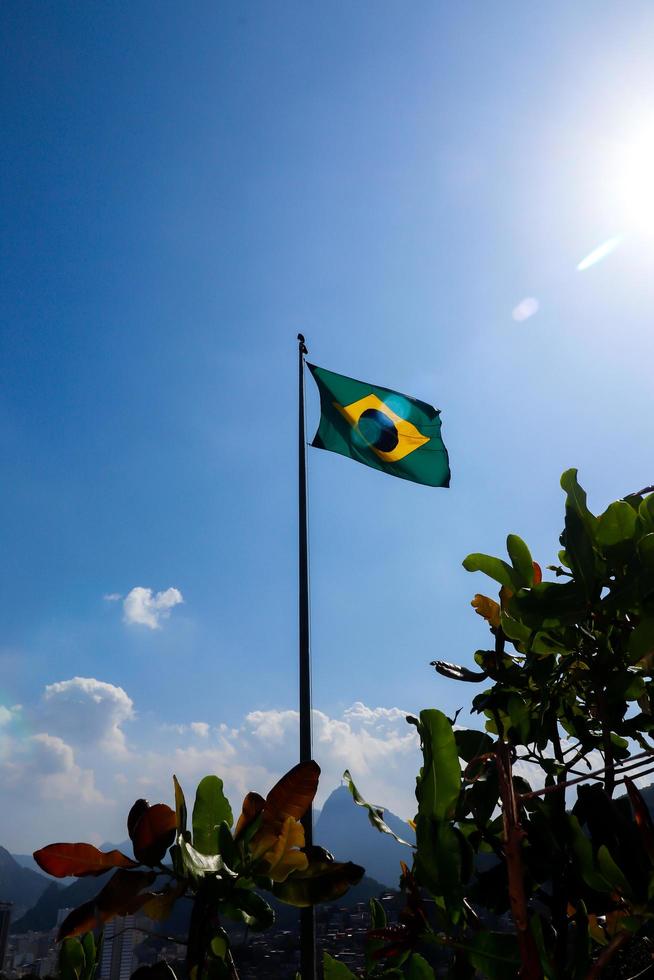 río de janeiro, rj, brasil, 2022 - bandera nacional de brasil en el fuerte duque de caxias, barrio leme foto