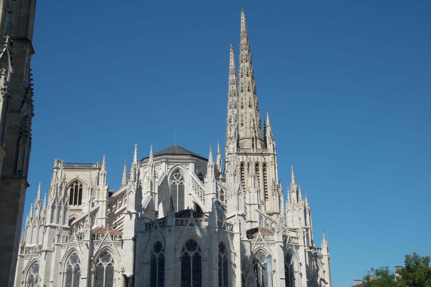 parte superior de la catedral en un día soleado. Burdeos. foto