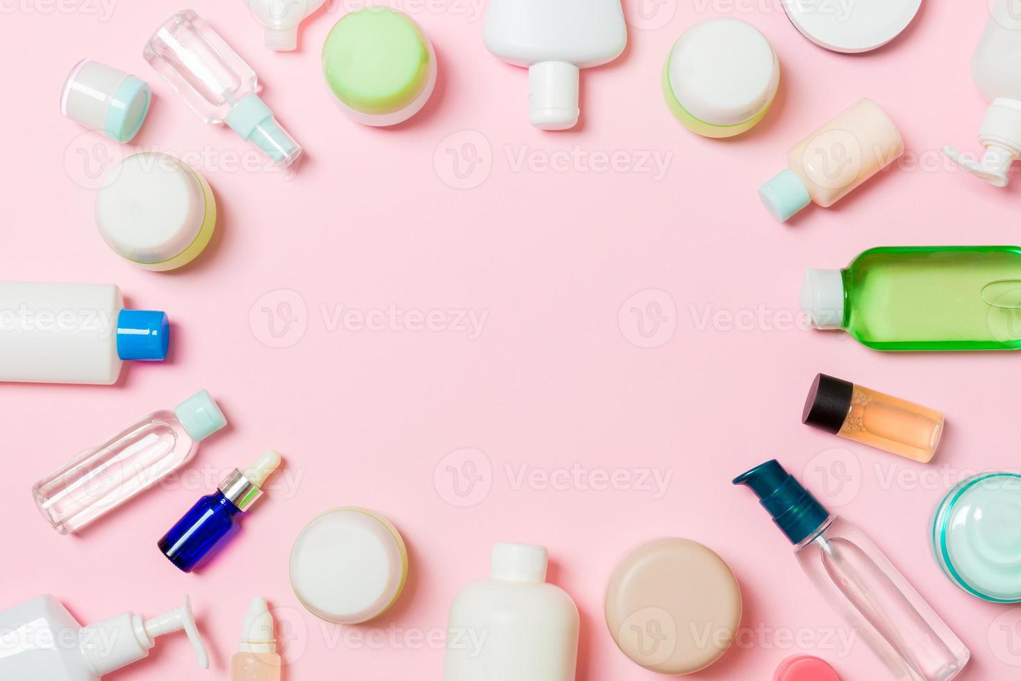 marco de botella de plástico para el cuidado del cuerpo composición plana con productos cosméticos sobre fondo rosa espacio vacío para su diseño. conjunto de envases cosméticos blancos, vista superior con espacio de copia foto