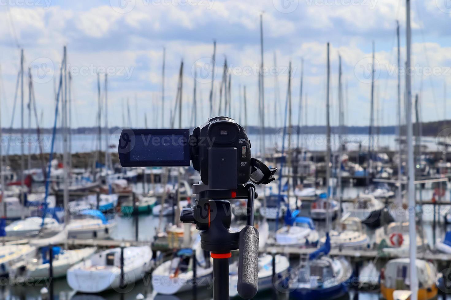 vista de enfoque selectivo en una cámara filmando en un puerto de yates en kiel en alemania foto