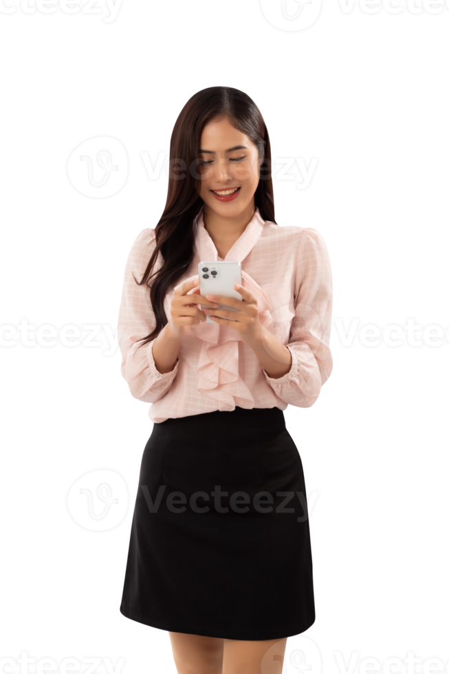 portret van een glimlachen Aziatisch vrouw gebruik makend van smartphone uitknippen, PNG het dossier