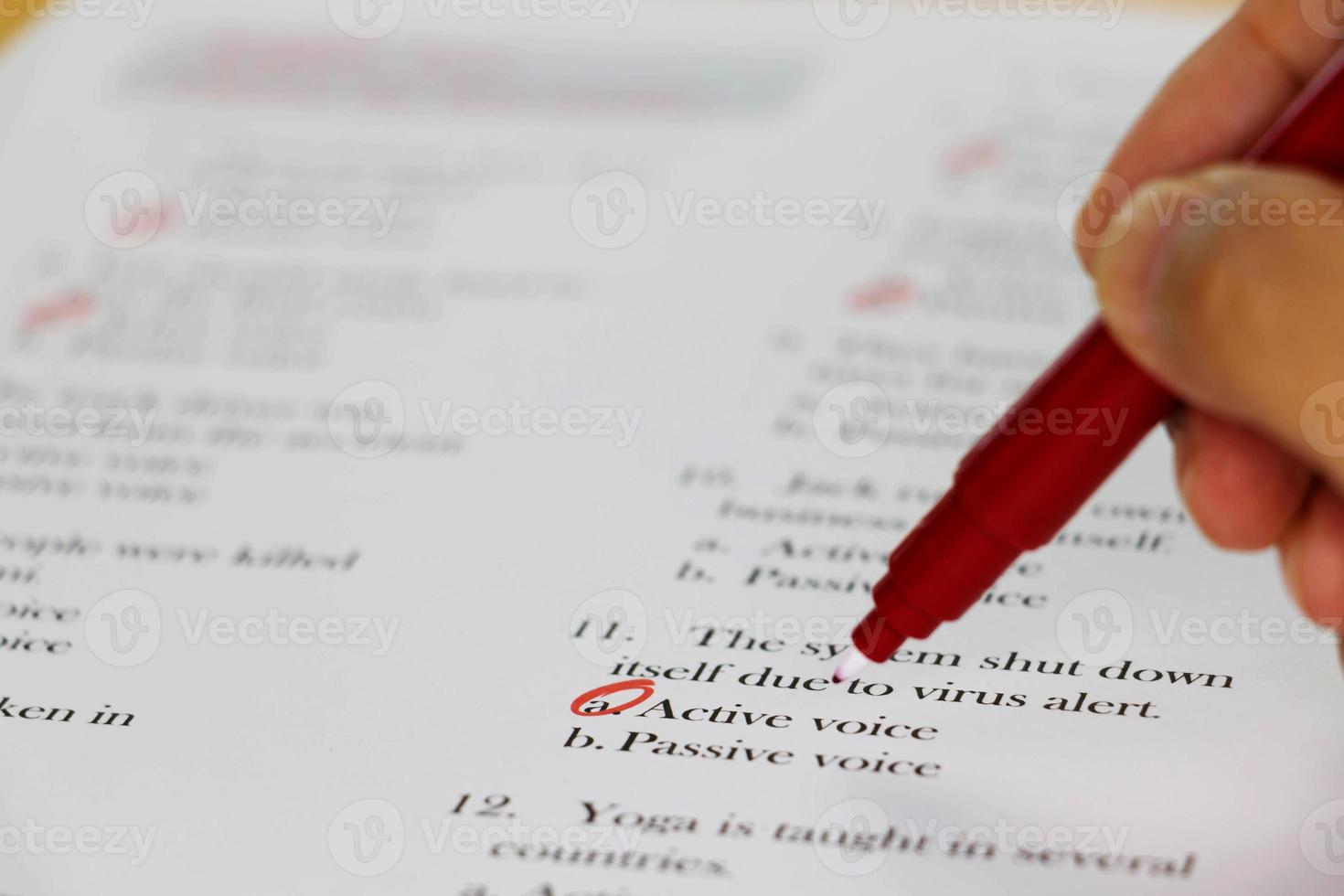 examen de ingles en el escritorio foto