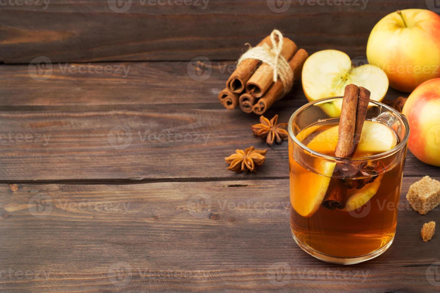 sidra de vino caliente en tazas de vidrio con canela, anís y manzanas. el concepto de la coctelería. copie el espacio foto