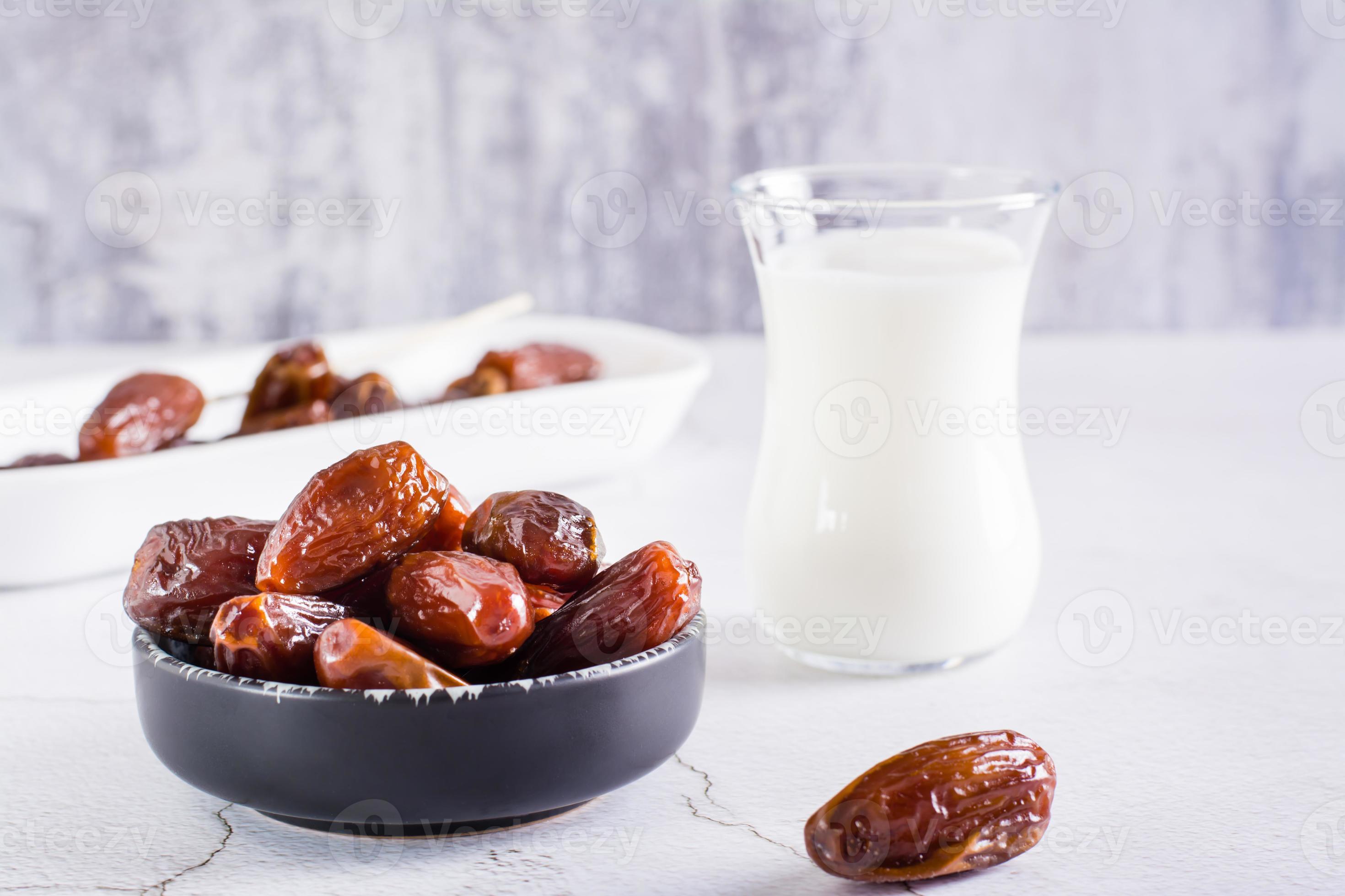 ramadan dates and milk