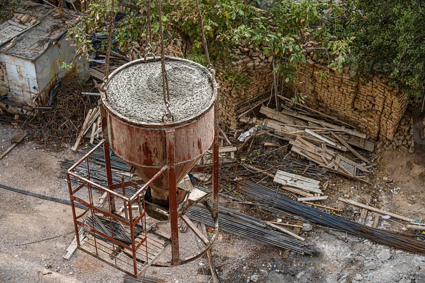 una toma en ángulo alto de un sitio de construcción sucio con maquinaria foto