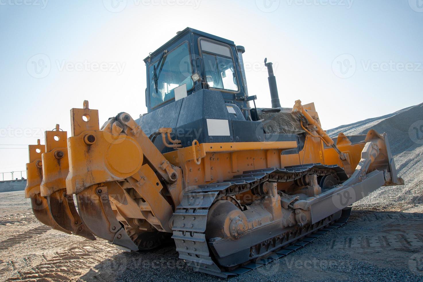 un tractor que trabaja en un área de construcción industrial foto