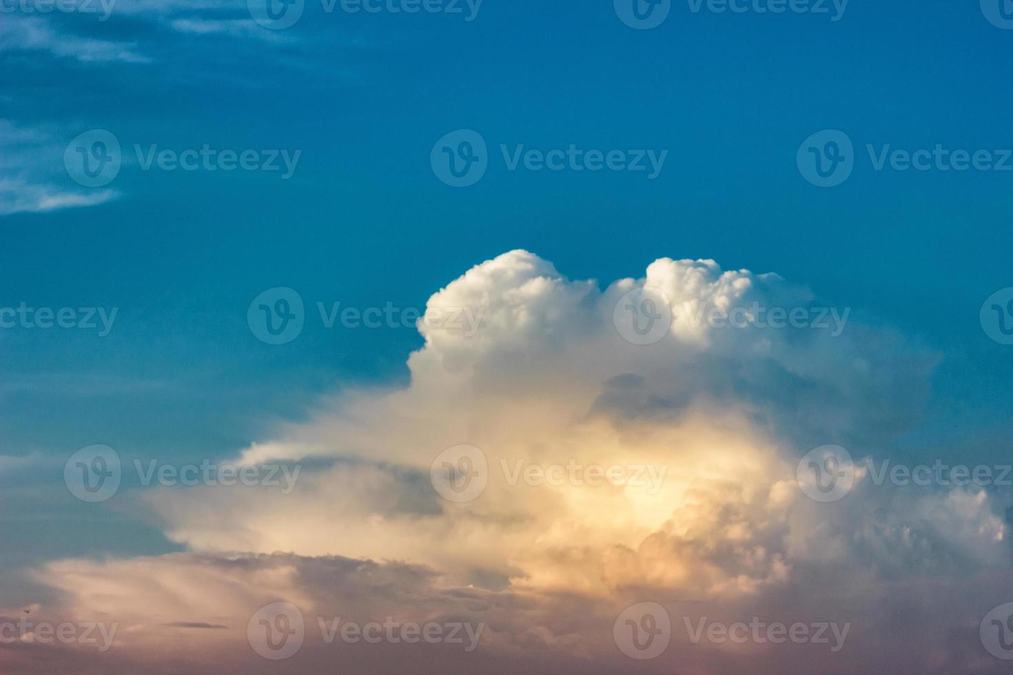 hermoso cielo con nubes, hermoso fondo. foto